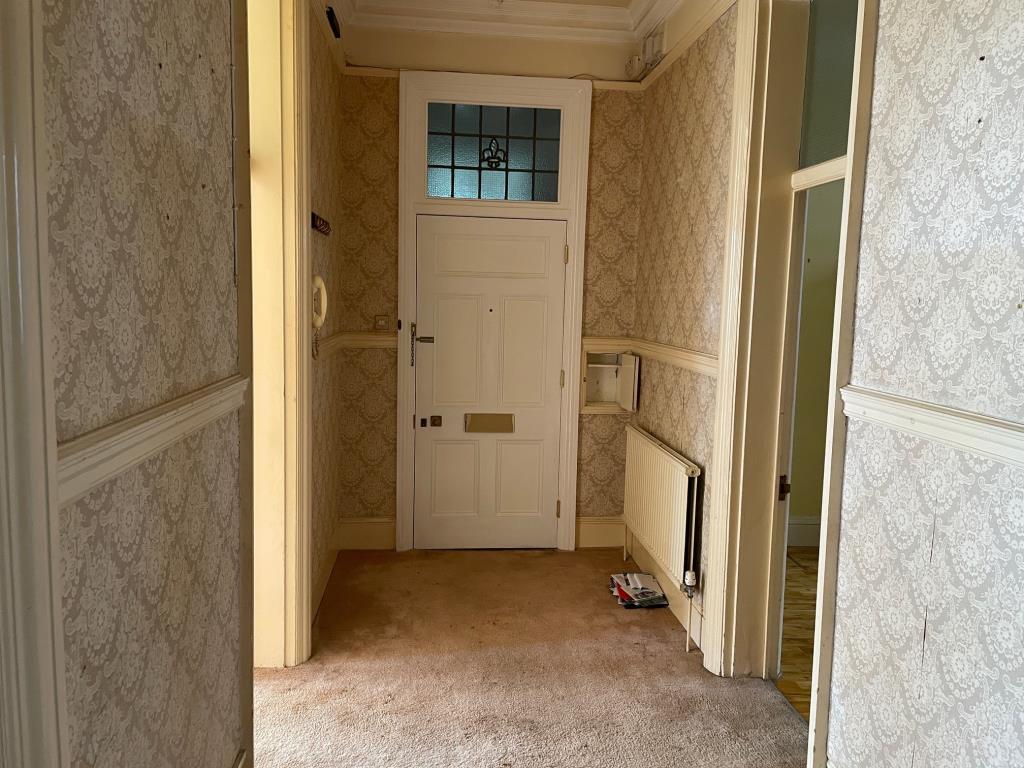 Lot: 44 - TWO-BEDROOM APARTMENT WITH SEA VIEWS - Apartment entrance hall